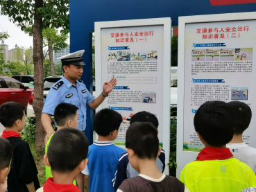 第五小学携手市交警四大队开展交通安全教育活动