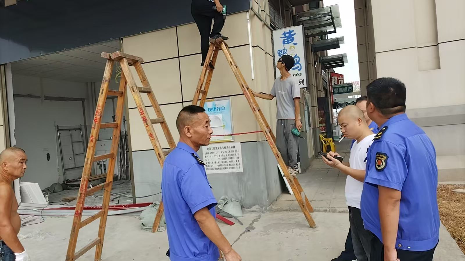 武陵区城管局芦荻山乡中队开展出店经营整治行动