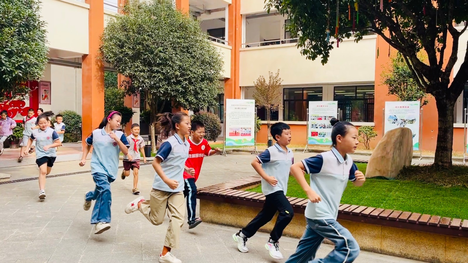 育英德景园小学：预防踩踏 安全“童”行