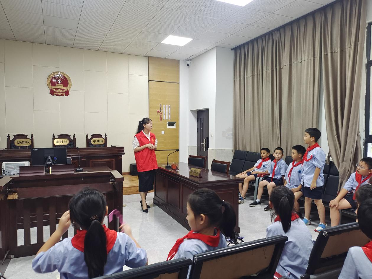 武陵区第一小学法治社团模拟法庭：为学生播撒“法治”种子