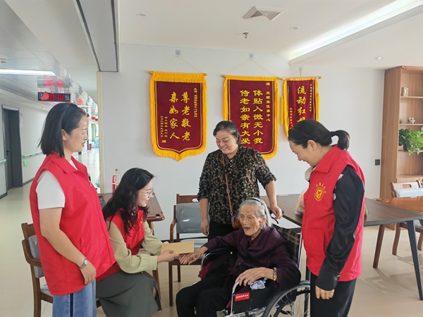 永安街道新东街社区开展重阳节走访慰问活动