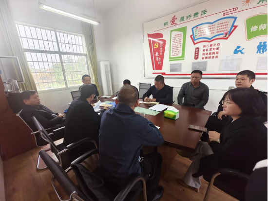 芦荻山乡李白溪小学：专项“督”检  落到“食”处
