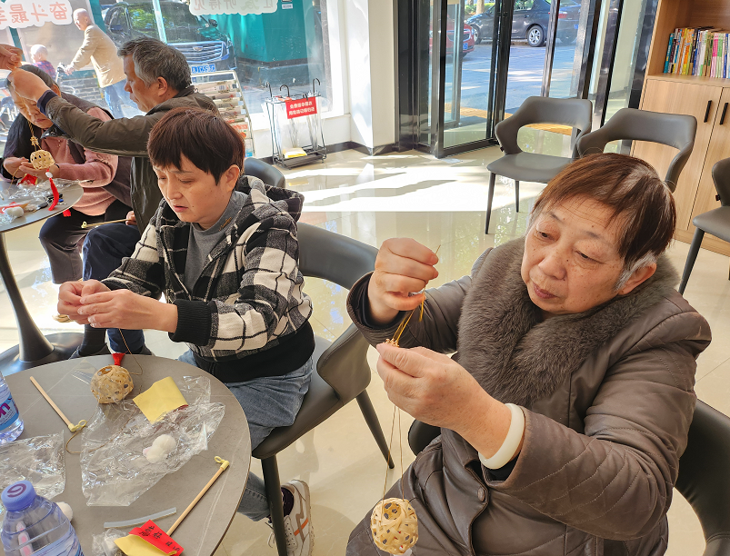 穿紫河街道民政社工站开展“携手同行 共享阳光”阳光行动