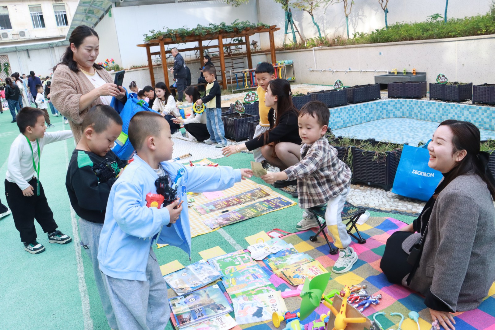 武陵区高山街幼儿园举办“小市场 大收获”亲子跳蚤市场活动
