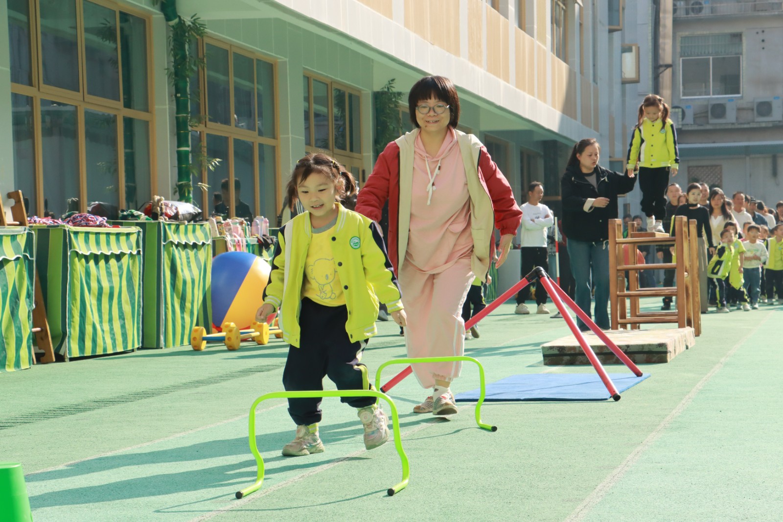 武陵区高山街幼儿园举办第三届亲子趣味运动会