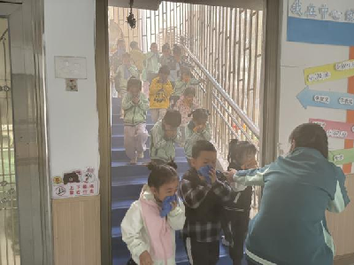 武陵区中心幼儿园开展消防安全演练活动