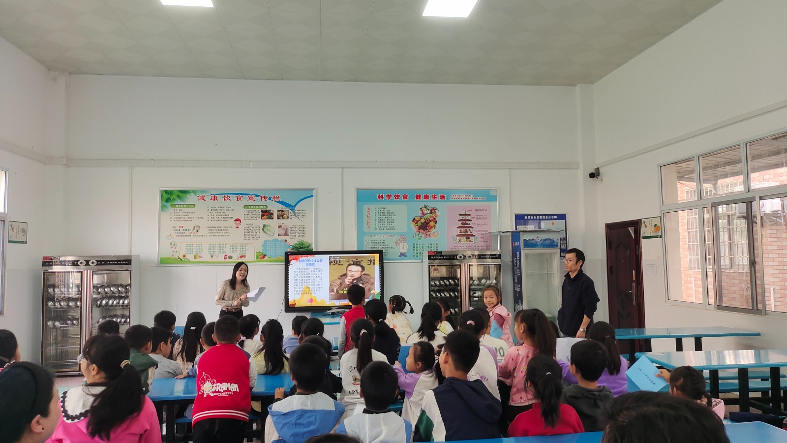 芦荻山乡李白溪小学联合民进武陵区总支委开展“爱在武陵”社会服务活动