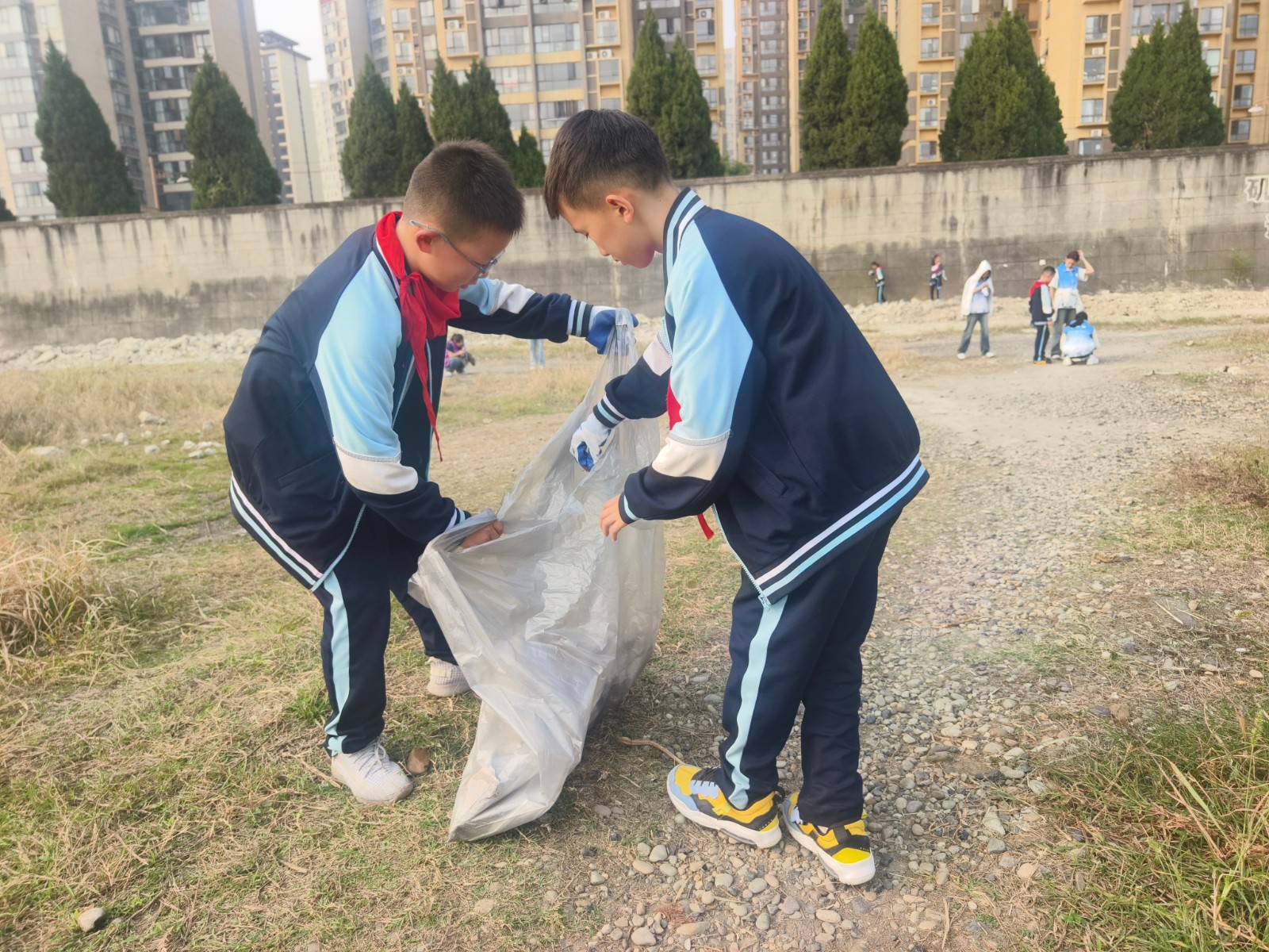 育英德景园小学：“河小青”净滩护沅江