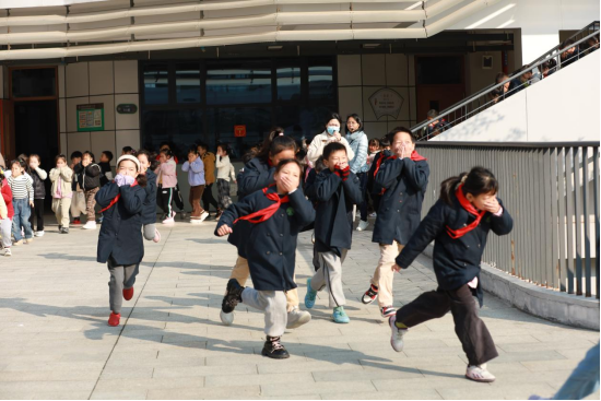 武陵区第三小学开展消防演练暨安全教育活动