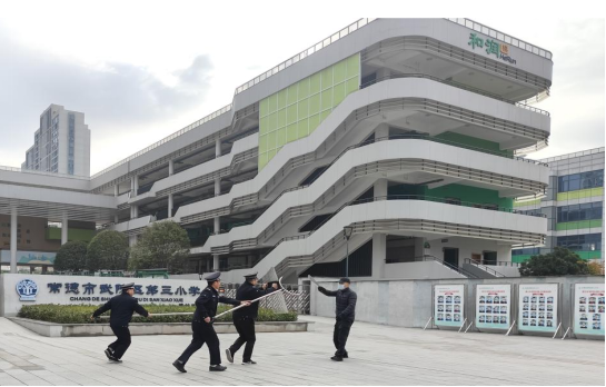 武陵区第三小学开展反恐防暴实操演练
