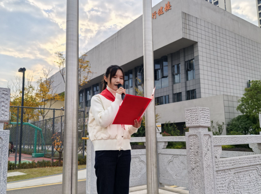 中建育英小学开展宪法日活动