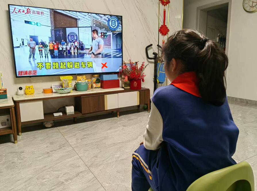 中建育英小学开展防汽车冲撞演练活动