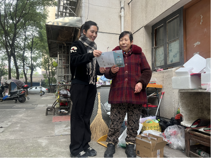 长庚街道熊家台社区开展“扫黄打非”进门店进小区宣传活动