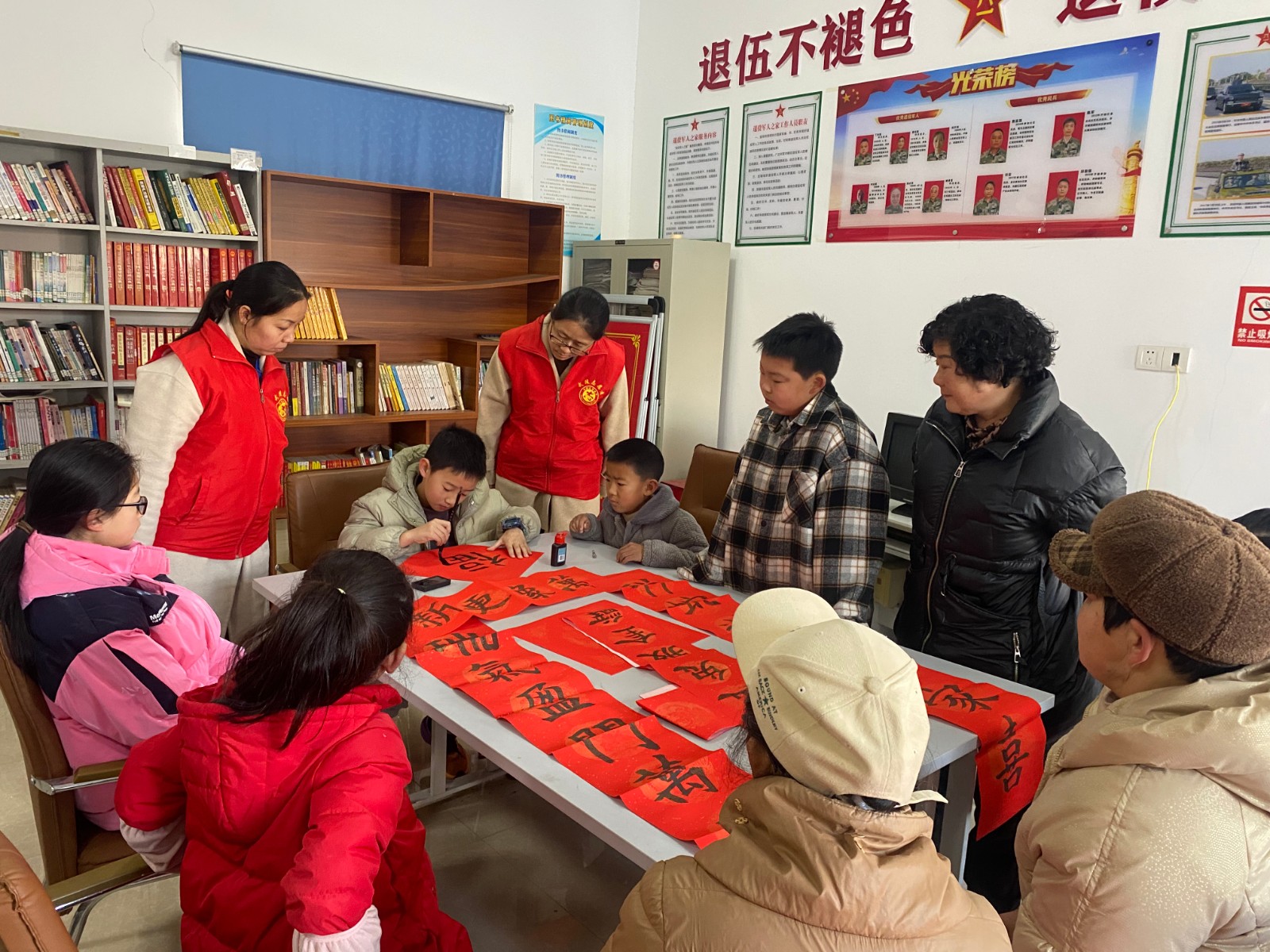 启明街道皇木关社区开展“写春联 送祝福”活动