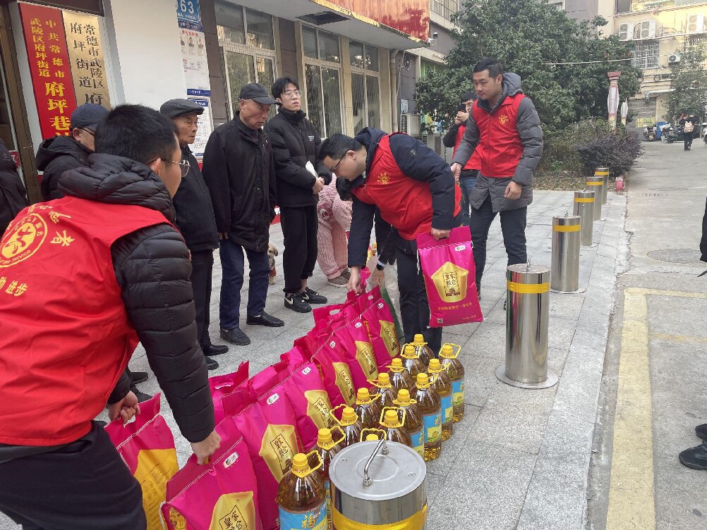 府坪街道府坪巷社区开展暖“新”志愿服务关爱活动