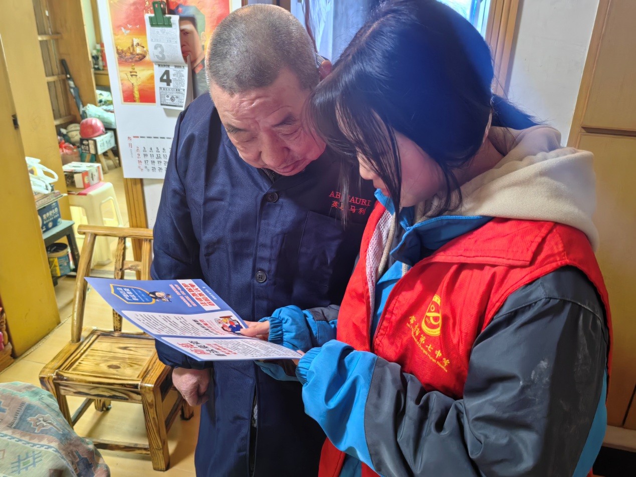 府坪街道百街口社区联合开展“学习雷锋送温暖 争当先锋树新风”活动