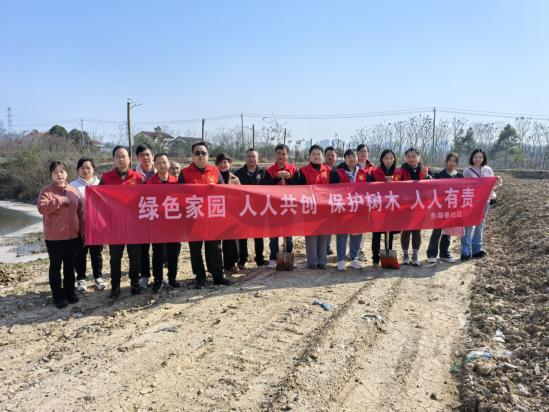 武陵区府坪街道东湖巷社区开展植树活动