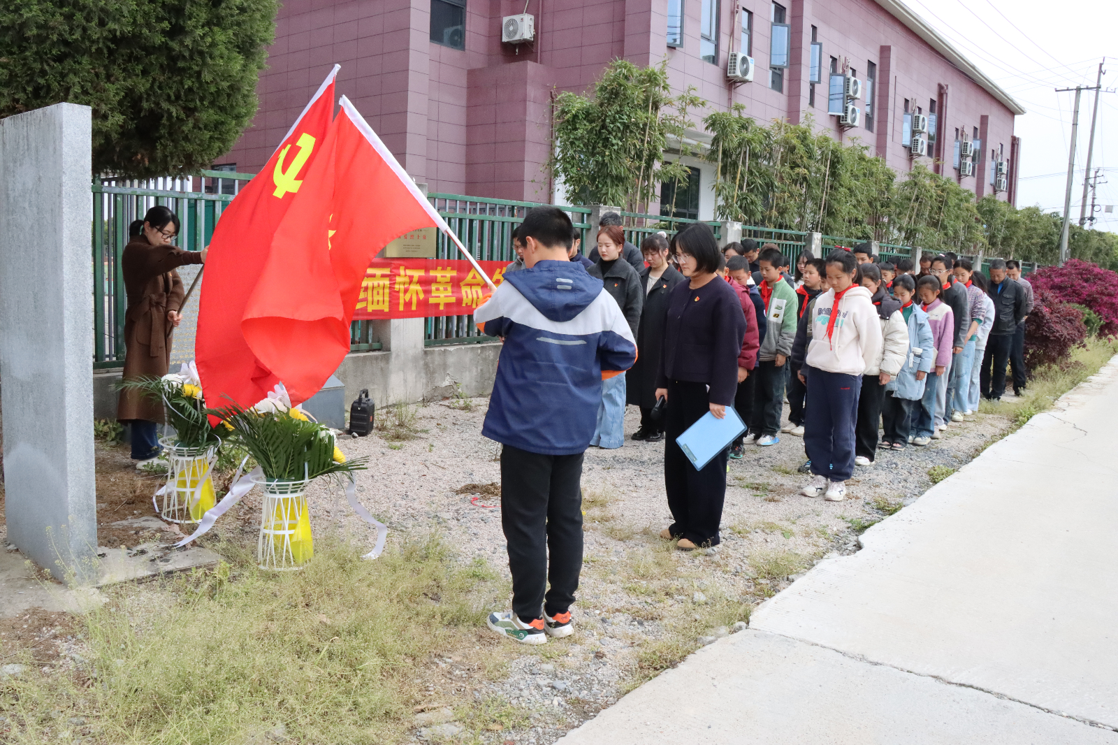 芦荻山乡小学党支部开展清明祭扫、植树活动