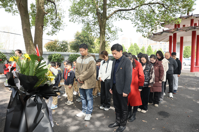 武陵区第三小学开展清明祭扫活动