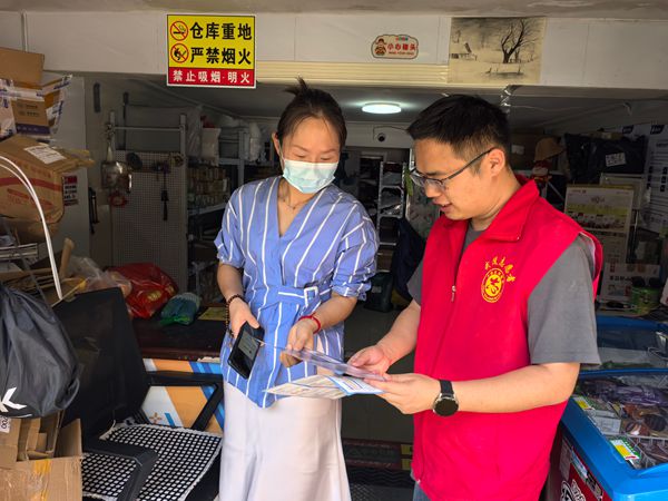 永安街道甘露寺社区开展防范非法集资宣传活动