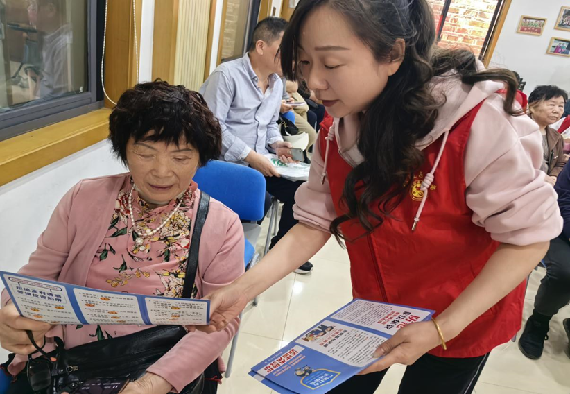 府坪街道新村社区开展防范非法集资宣传活动