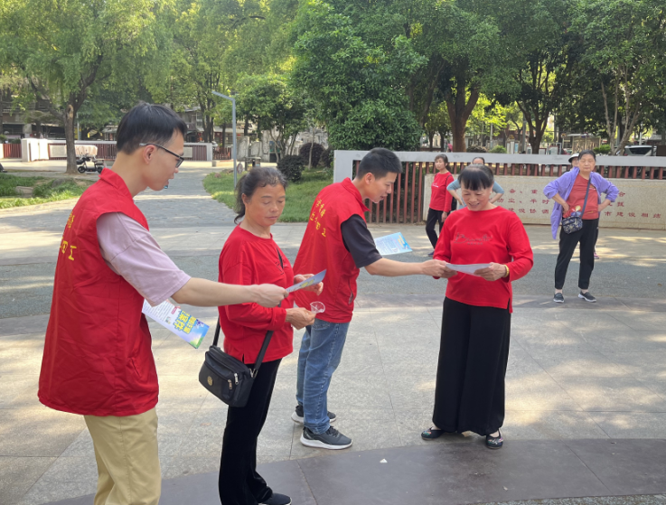 穿紫河街道滨湖社区开展防范打击非法集资宣传活动