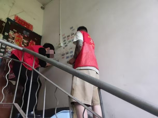 武陵区向阳志愿者开展“春日焕新”行动 为社区环境“梳妆美颜”