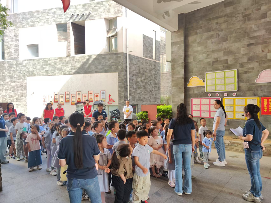 武陵区府坪街道光明巷社区联合社区幼儿园开展防灾减灾演练活动
