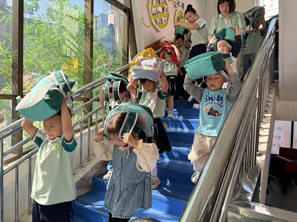 武陵区中心幼儿园开展防震疏散演练活动
