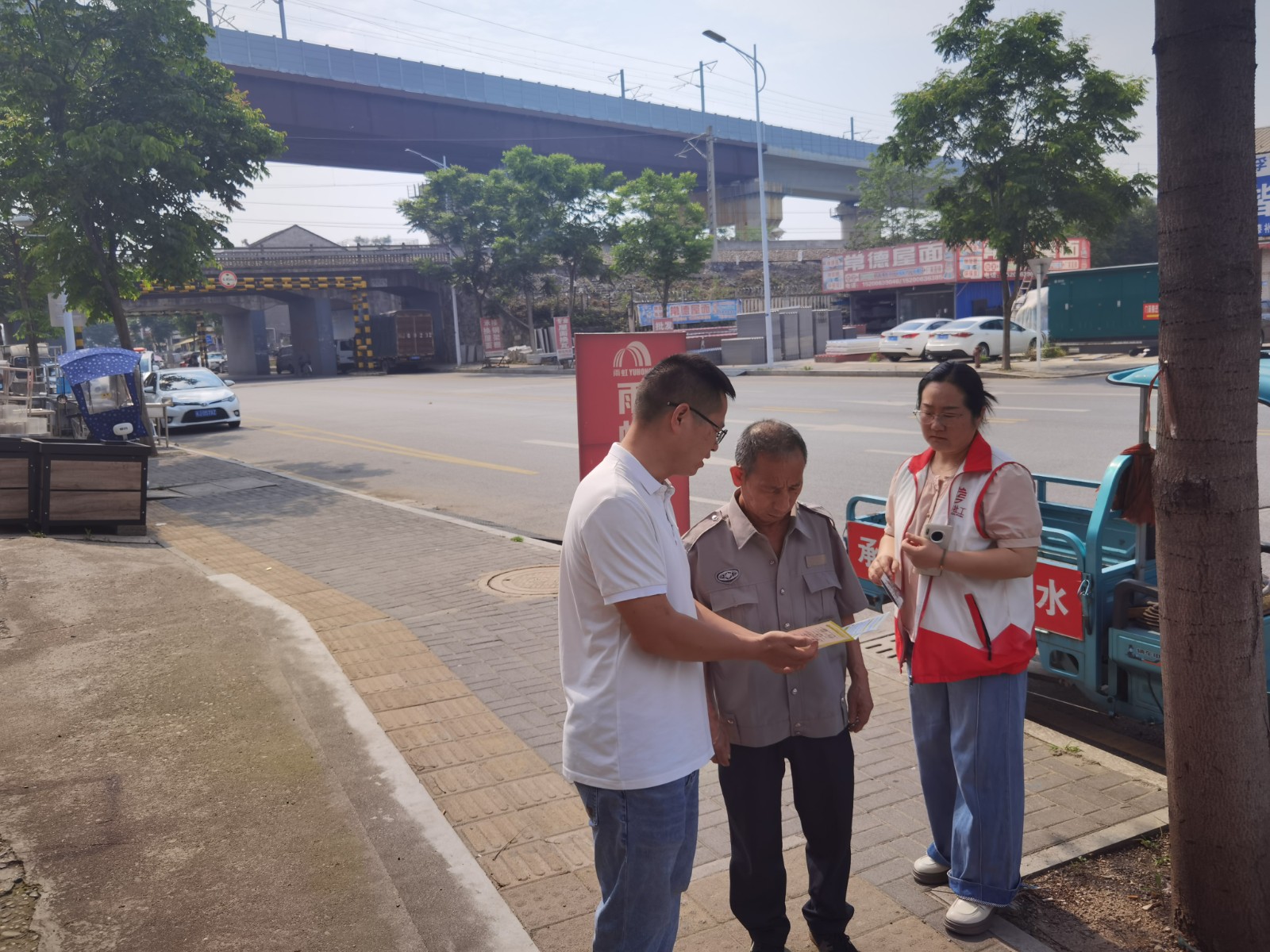 武陵区东江街道开展禁毒宣传进门店活动