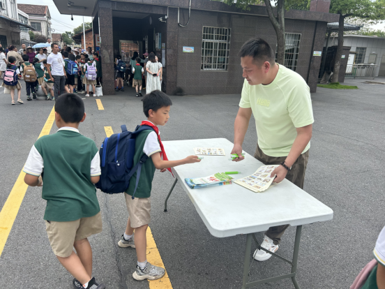 河洑镇组织人大代表开展“利剑护蕾”进校园活动