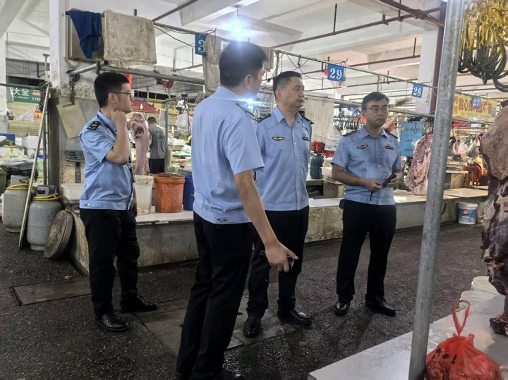 武陵区市场监督管理局联合多部门开展农贸市场整治“零点行动”