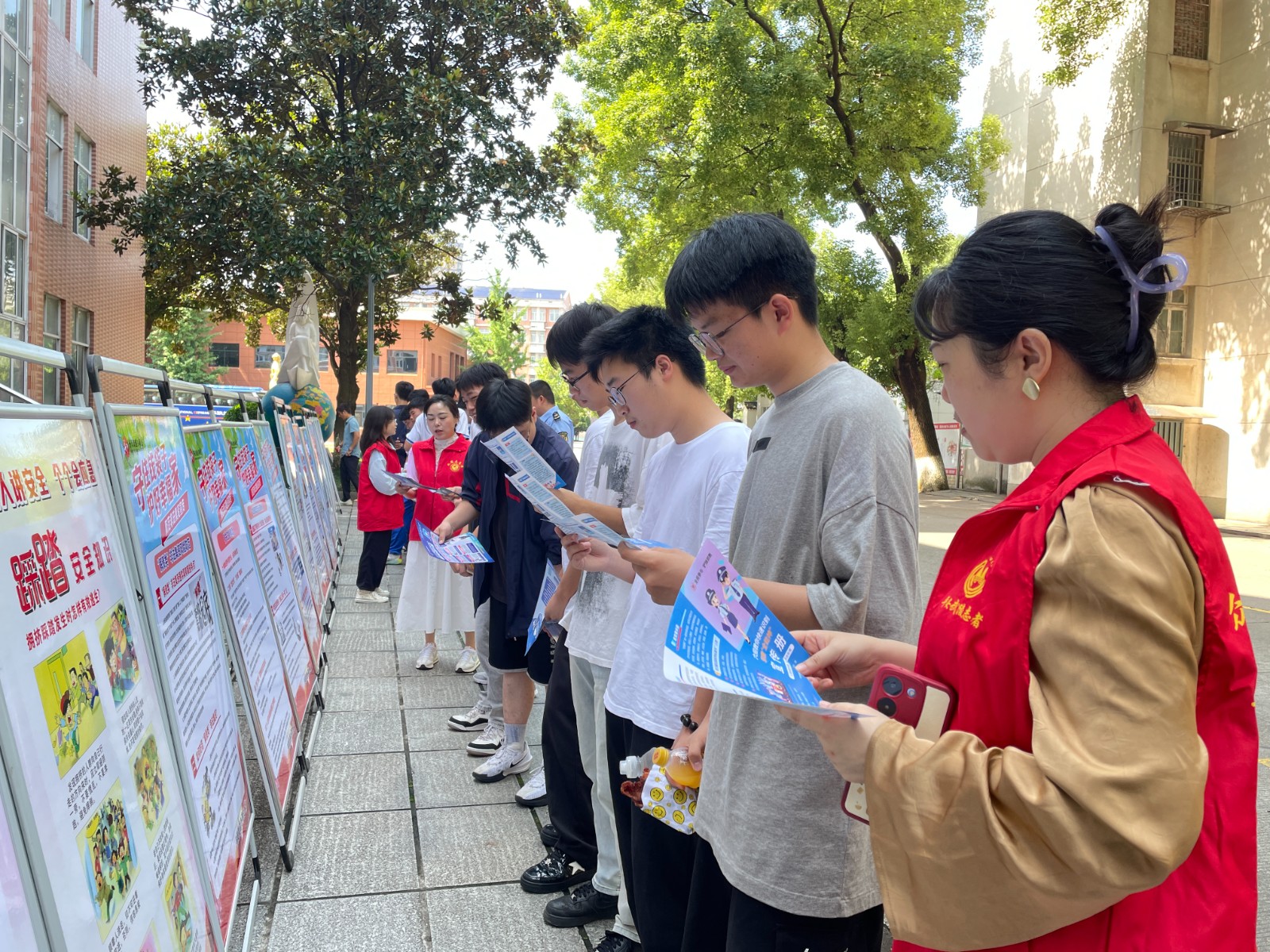 丹阳街道柏子园社区开展防范非法集资宣传系列活动
