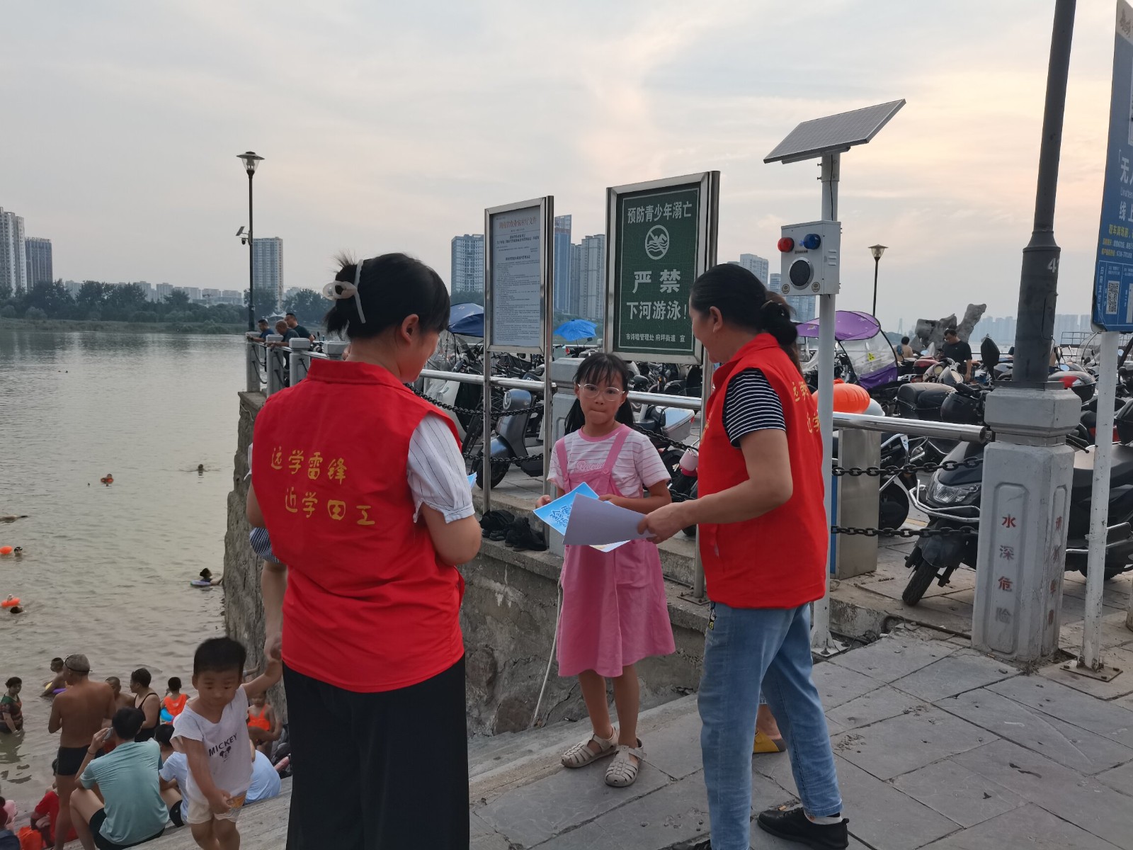 府坪街道东湖巷社区开展防溺水宣传活动