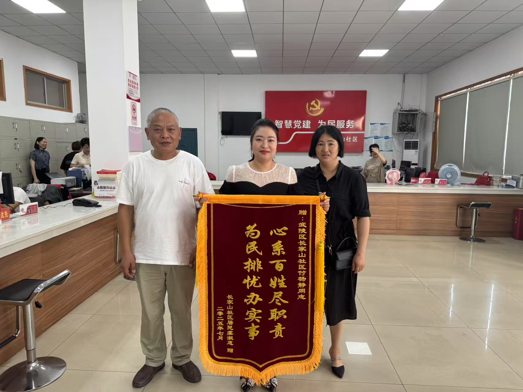白马湖街道长家山社区工作人员简化事项办理流程解民忧