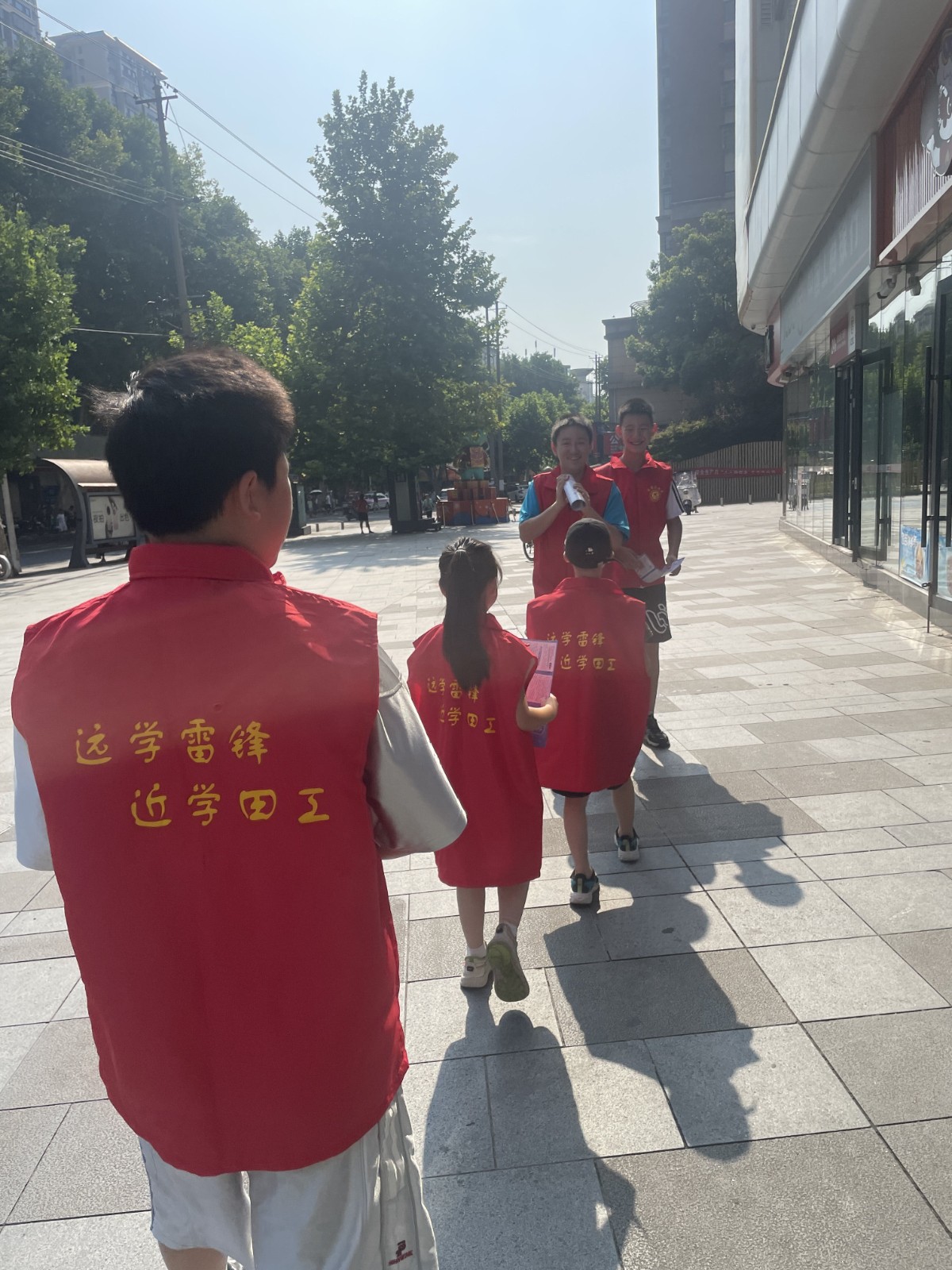 白马湖街道北站社区开展防范非法集资宣传活动