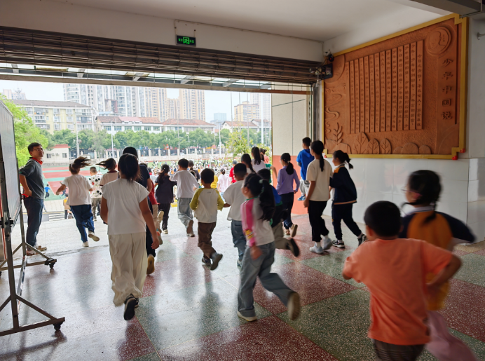 朝阳小学开展防踩踏应急疏散演练活动