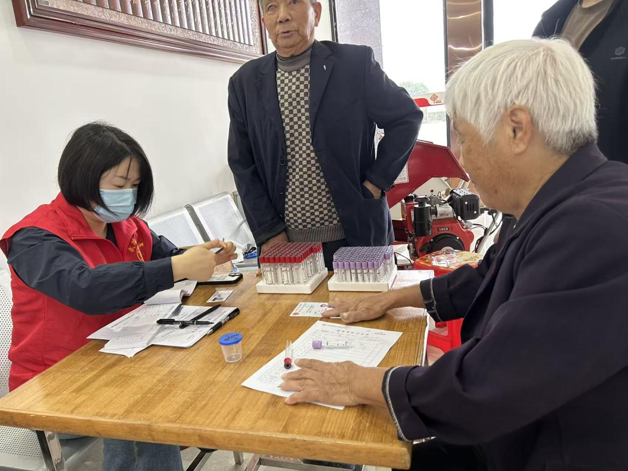 启明街道社区卫生服务中心为唐家溶社区老年人送温暖