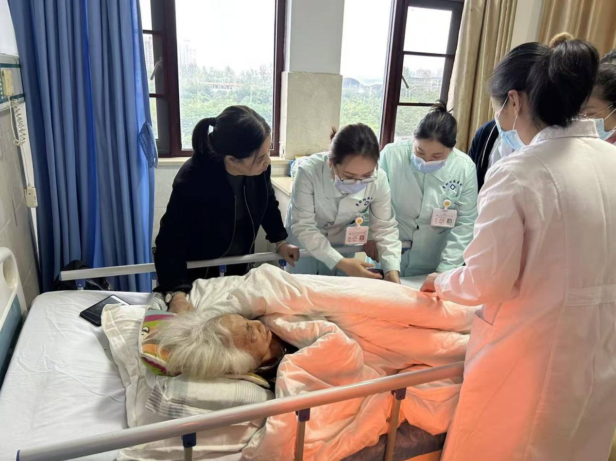 启明街道社区卫生服务中心联动市级专家 守护101岁骨折老人