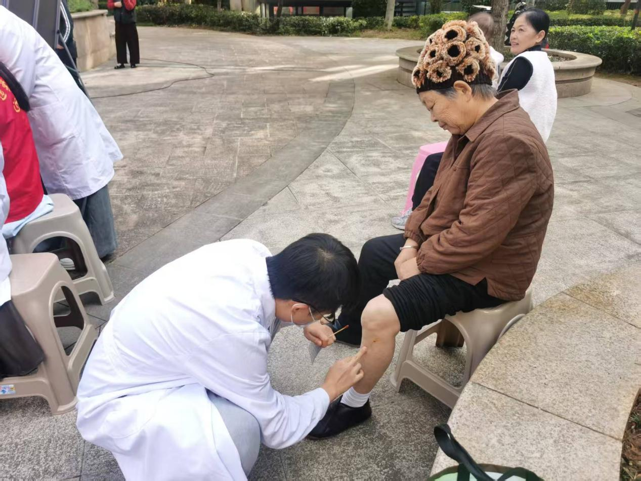 穿紫河与府坪街道社区卫生服务中心联合党支部开展重阳义诊活动