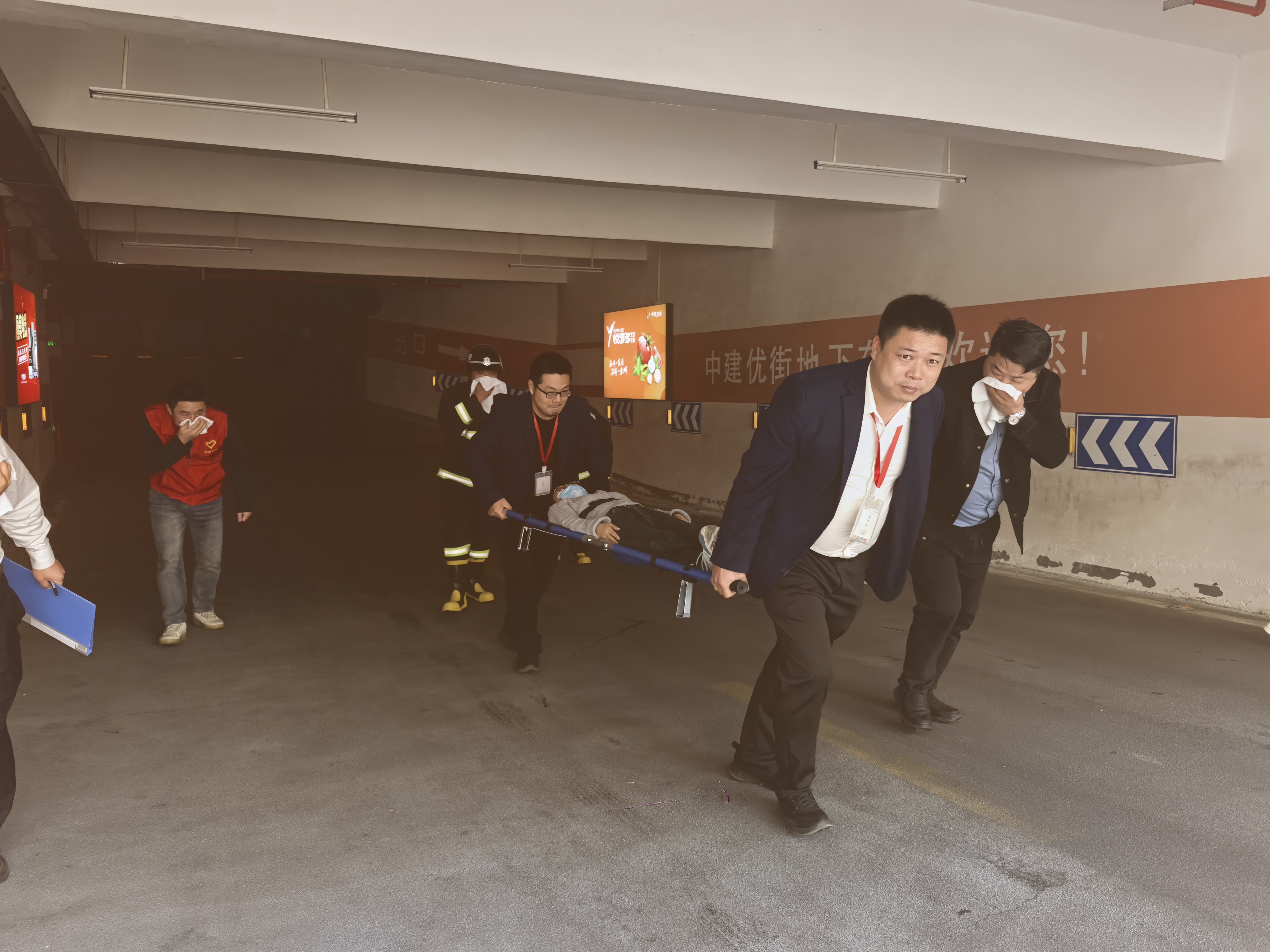 芙蓉街道“芙蓉花”公益课堂开展电动汽车灭火应急演练