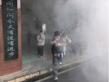 滨湖小学：消防演练筑牢生命防线