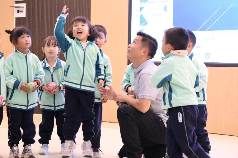 武陵区中心幼儿园：体育游戏深融合 精准帮扶促成长