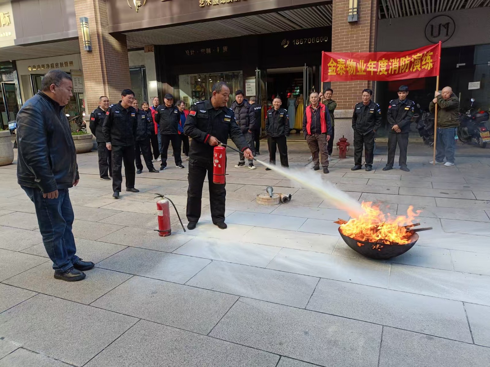 武陵区府坪街道青阳阁社区开展消防演练