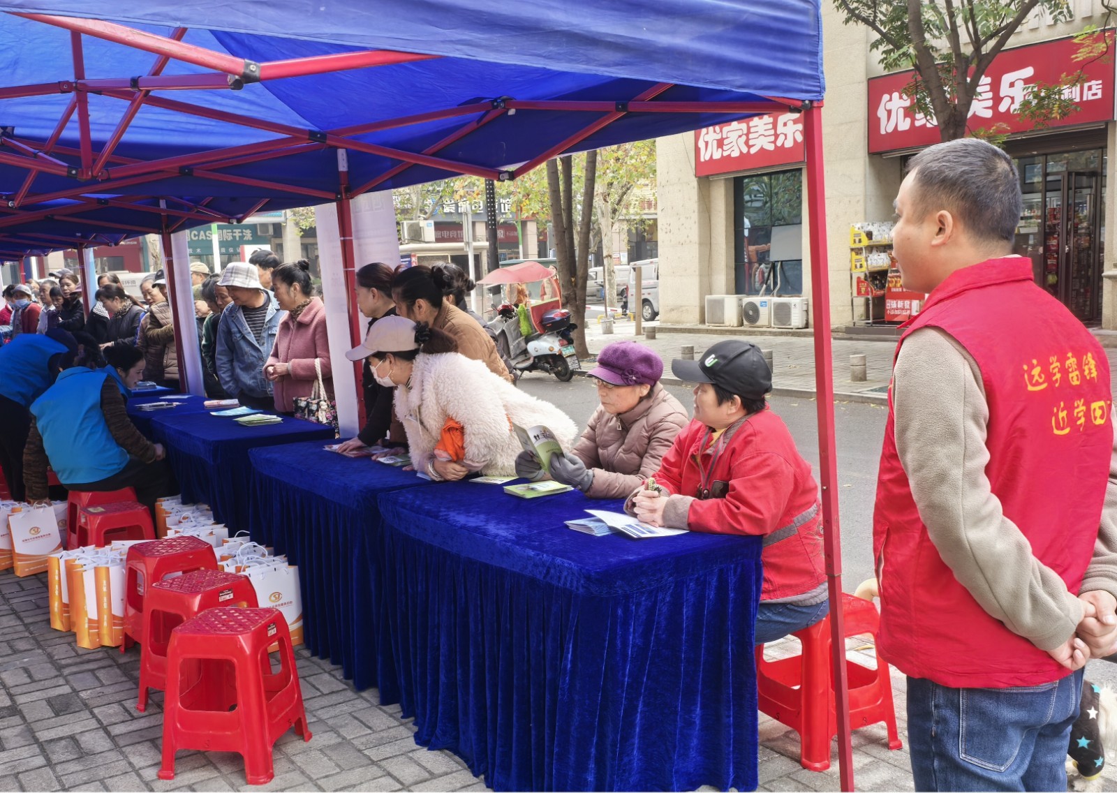 府坪街道东湖巷社区：搭建政策咨询集市 暖心服务零距离