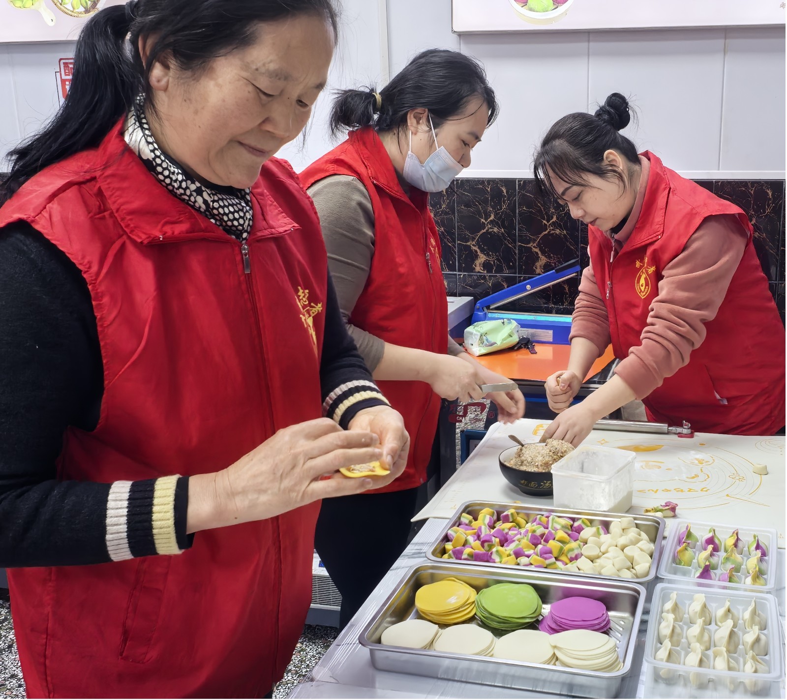 府坪街道东湖巷社区：冬日送温暖 关爱环卫工