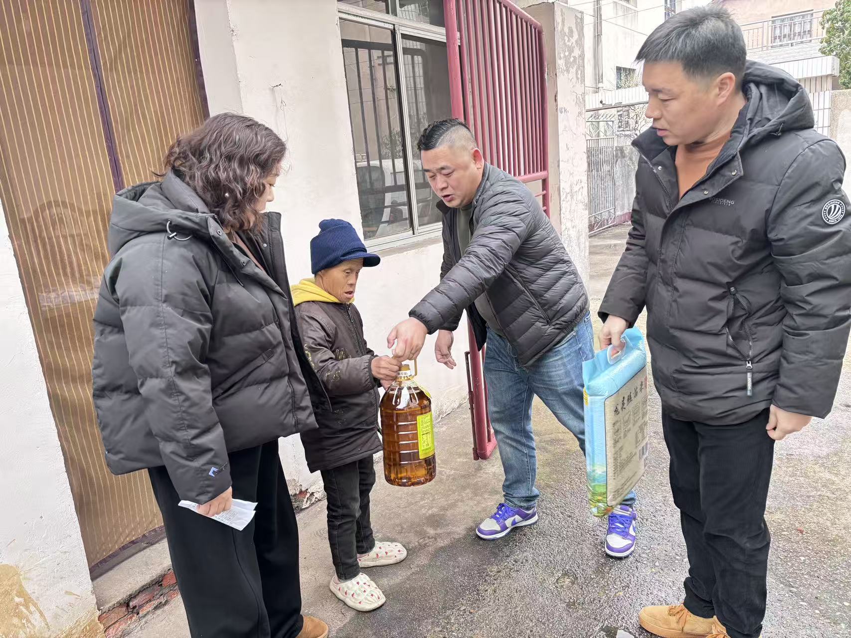 中建五局第三建设有限公司常德江北城区排水管网项目联合新坪社区开展春节慰问活动