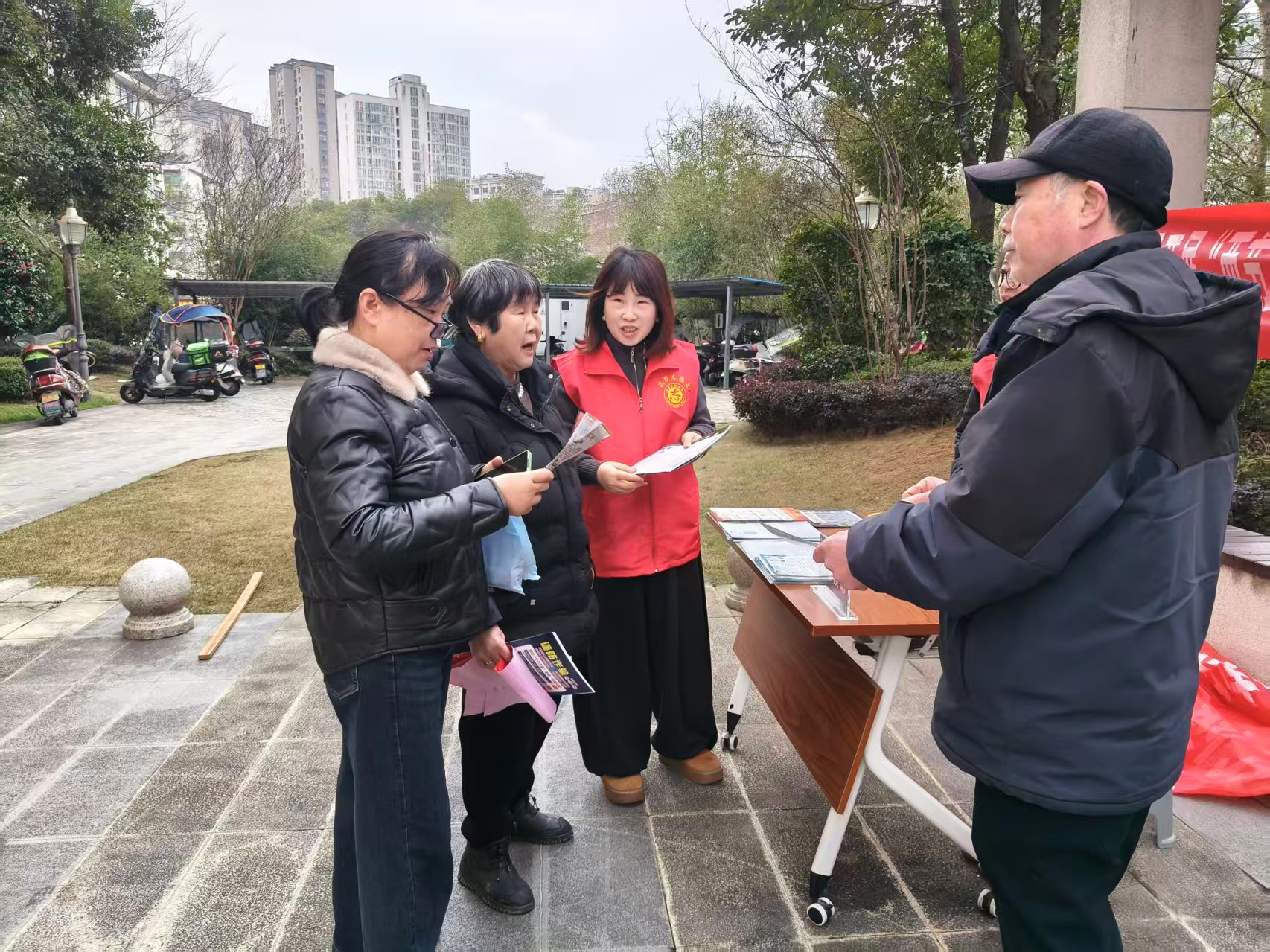 府坪街道体育东路社区举办防范非法集资宣传活动