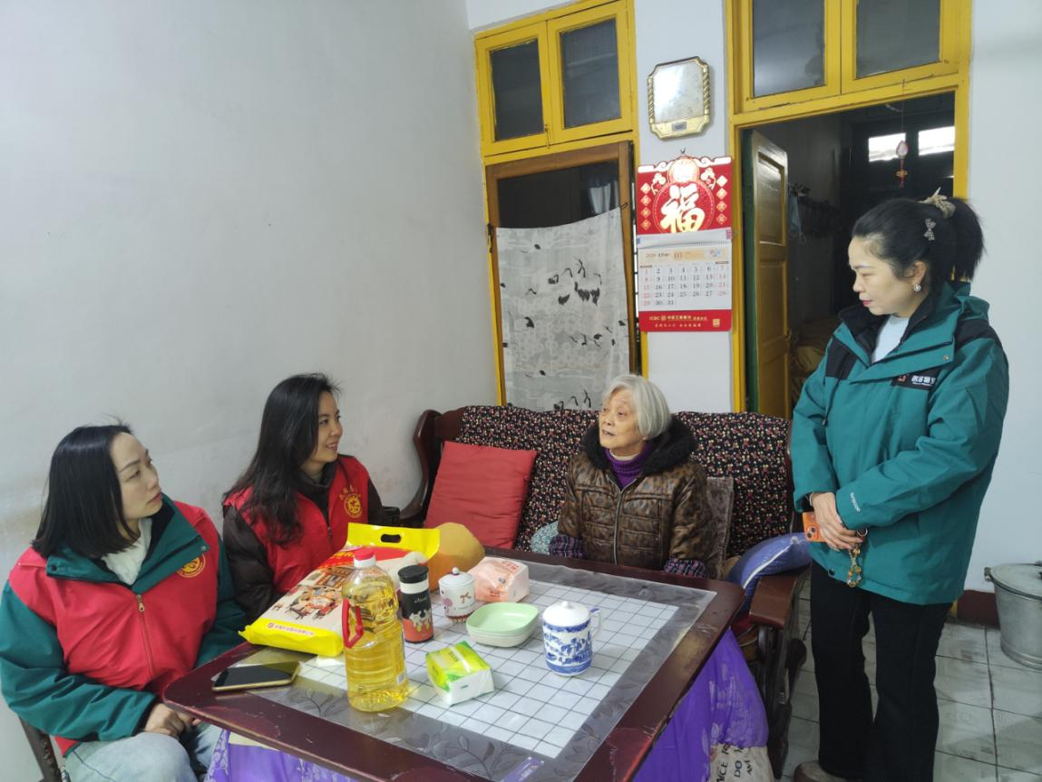 弘扬雷锋精神 情暖老党员——府坪街道光明巷社区开展学雷锋文明实践慰问活动