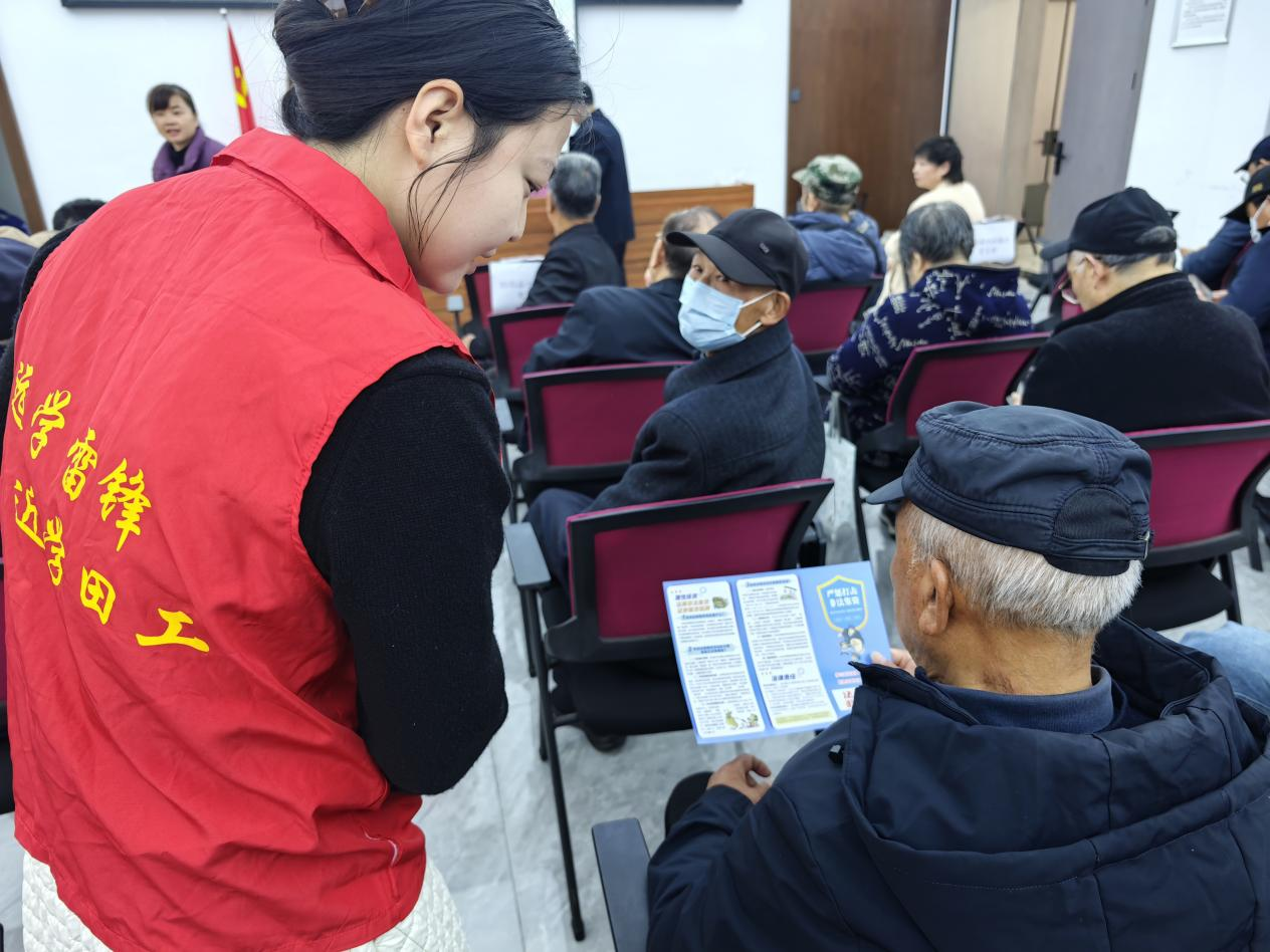 府坪街道百街口社区开展防范非法集资宣传活动